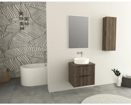 Kúpeľňa s voľne stojacou vaňou, umývadlom, zrkadlom a závesnou skrinkou