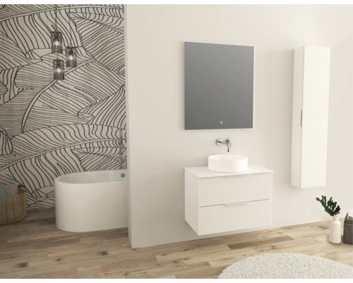 Moderná kúpeľňa s vaňou, umývadlom, zrkadlom a skriňou