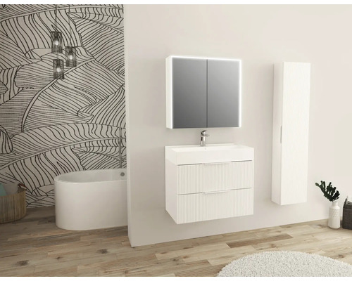 Kúpeľňa s umývadlom, zrkadlovou skrinkou, vysokou skrinkou a vaňou pred stenou s rastlinným vzorom