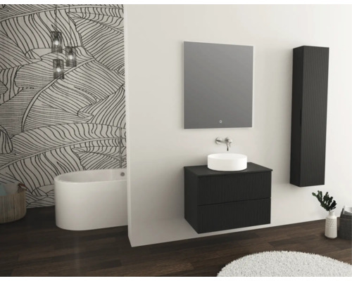 Kúpeľňa s vaňou, umývadlom, zrkadlom a vysokou skrinkou