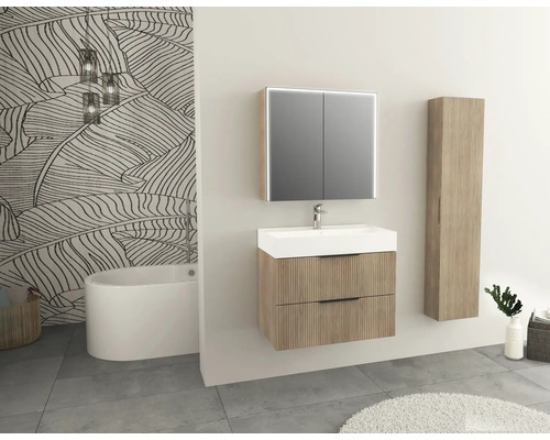 Moderná kúpeľňa s umývadlom, zrkadlová skrinka s osvetlením a vysoká skrinka