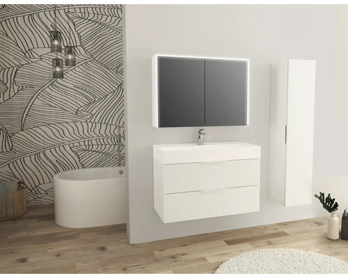 Moderná kúpeľňa s umývadlovou skrinkou, zrkadlovou skrinkou s osvetlením a vysokou skrinkou