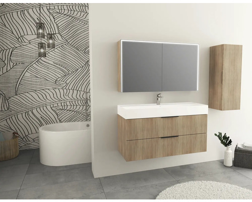 Kúpeľňa s umývadlom, zrkadlom, spodnou skrinkou a vysokou skrinkou