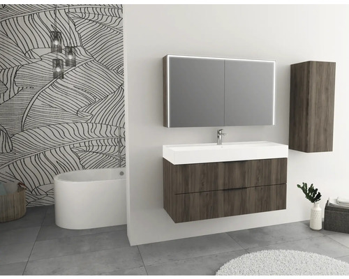 Moderná kúpeľňa s umývadlovou skrinkou, zrkadlovou skrinkou s osvetlením a vysokou skrinkou v drevenom vzhľade a vaňou.