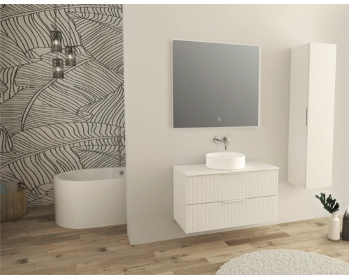 Kúpeľňa s vaňou, umývadlom, zrkadlom a vysokou skriňou