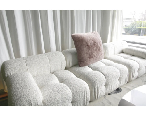 Biela modulárna pohovka s vankúšom