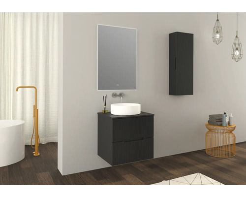 Moderná kúpeľňa s umývadlovou skrinkou, zrkadlom, vysokou skriňou a vaňou