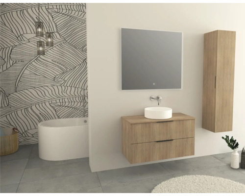 Kúpeľňa s umývadlovou skrinkou, umývadlom na dosku, zrkadlom a vysokou skriňou