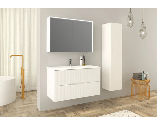 Kúpeľňa s umývadlovou skrinkou, zrkadlovou skrinkou, vysokou skrinkou a vaňou