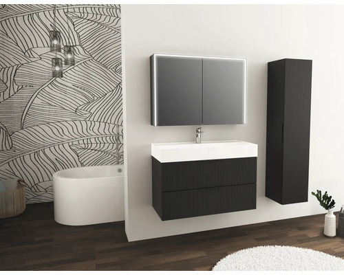 Kúpeľňa s umývadlom, zrkadlovou skrinkou, vysokou skrinkou, vaňou a dekoráciou