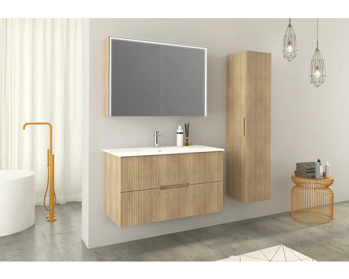 Moderná kúpeľňa s umývadlovou skrinkou, zrkadlovou skrinkou s osvetlením a vysokou skrinkou