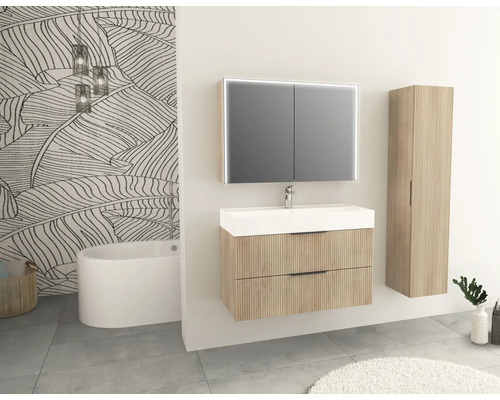 Kúpeľňa s umývadlovou skrinkou, zrkadlovou skrinkou, vysokou skrinkou a vaňou.