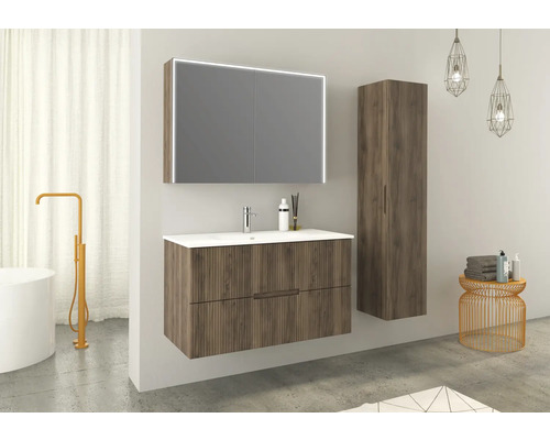 Moderná kúpeľňová súprava s umývadlovou skrinkou, zrkadlovou skrinkou s osvetlením a vysokou skrinkou vo vzhľade dreva