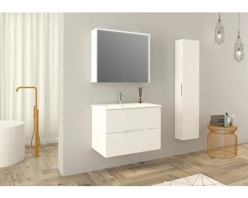 Kúpeľňa s umývadlovou skrinkou, zrkadlová skrinka s osvetlením a vysoká skriňa