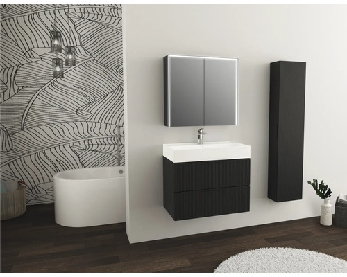 Kúpeľňa s umývadlovou skrinkou, zrkadlovou skrinkou a vysokou skrinkou