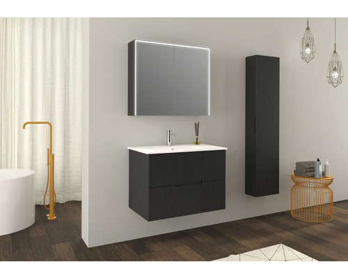 Moderná kúpeľňa s umývadlovou skrinkou, zrkadlovou skrinkou s osvetlením a vysokou skrinkou