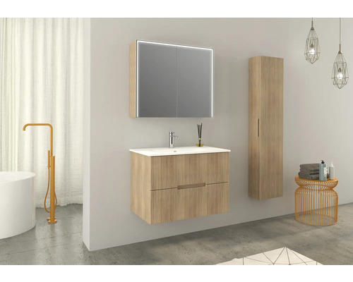 Kúpeľňa s umývadlovou skrinkou, zrkadlovou skrinkou s osvetlením a vysokou skrinkou v modernom štýle