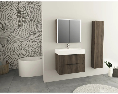 Moderná kúpeľňa s umývadlom, zrkadlová skrinka s osvetlením a vysoká skrinka