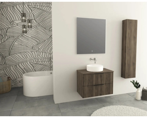 Kúpeľňa s vaňou, umývadlom, zrkadlovou skrinkou a vysokou skrinkou