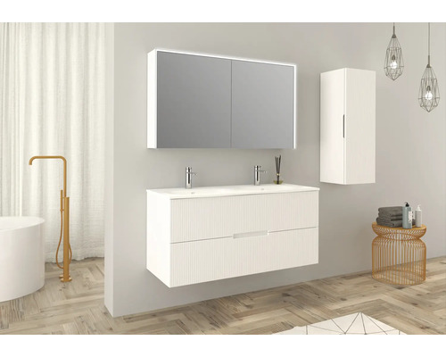 Kúpeľňa s umývadlovou skrinkou, zrkadlovou skrinkou a vysokou skrinkou