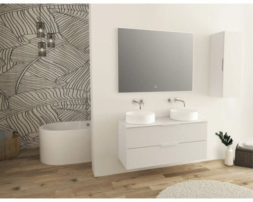 Moderná kúpeľňa s dvojitým umývadlom, zrkadlom, závesnou skrinkou a vaňou pred stenou s rastlinným vzorom