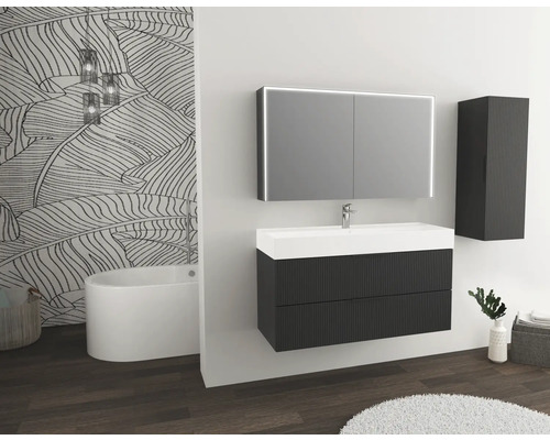 Kúpeľňa s umývadlom, zrkadlovou skrinkou, závesnou skrinkou a vaňou