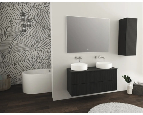 Kúpeľňa s umývadlom, zrkadlom, závesnou skrinkou a vaňou vo svetlom a usporiadanom dizajne