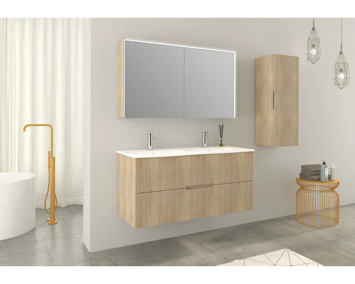 Moderná kúpeľňa s umývadlovou skrinkou, zrkadlovou skrinkou a vysokou skrinkou