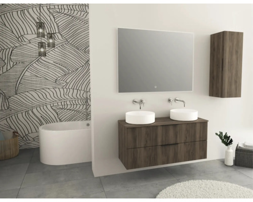 Kúpeľňa s dvojitým umývadlom, zrkadlom, závesnou skrinkou, vaňou a tapetou s listami