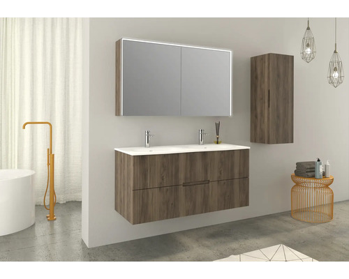 Moderná kúpeľňa s dvojitým umývadlom, zrkadlová skrinka s osvetlením a vysoká skrinka