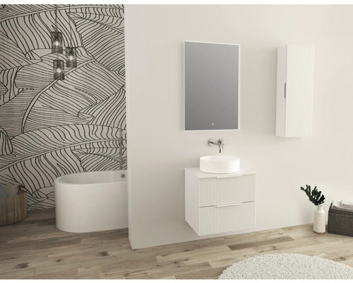 Kúpeľňa s umývadlom, zrkadlom, skriňou a vaňou pred vzorovanou stenou