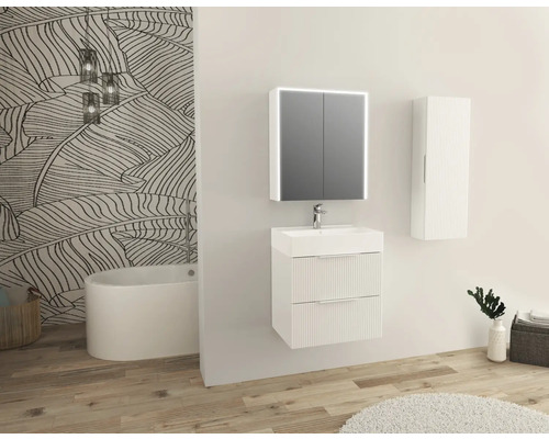 Svetlá kúpeľňa s umývadlom, zrkadlovou skrinkou, závesnou skrinkou a vaňou pred stenou so vzorom listov.