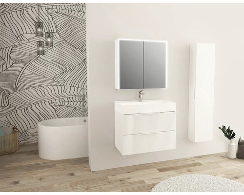 Kúpeľňa s umývadlovou skrinkou, zrkadlovou skrinkou, vysokou skrinkou a vaňou