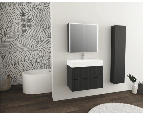 Kúpeľňa s umývadlom, zrkadlová skrinka s osvetlením a vysoká skrinka