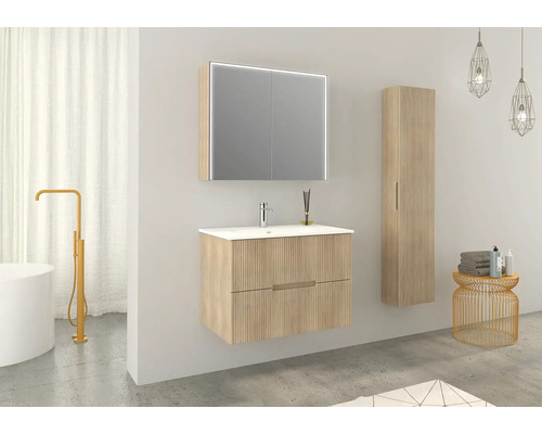 Kúpeľňa s umývadlovou skrinkou, zrkadlovou skrinkou a vysokou skrinkou