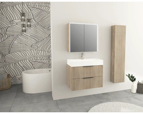 Kúpeľňa s umývadlom, zrkadlovou skriňou, vysokou skriňou a vaňou vo svetlom a priateľskom dizajne.