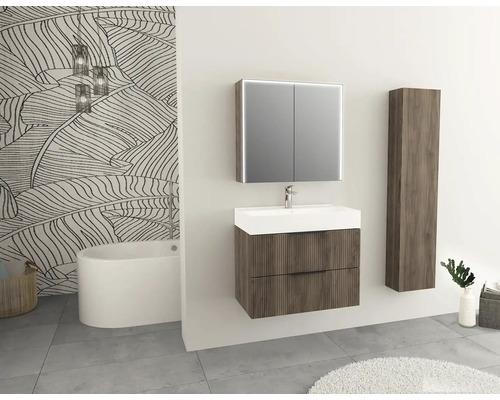 Kúpeľňa s umývadlom, zrkadlovou skrinkou a vysokou skriňou vo vzhľade dreva, vaňou a dekoratívnou nástennou maľbou