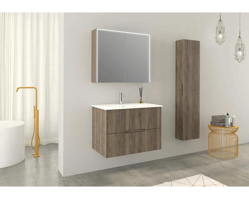 Svetlá kúpeľňa s umývadlovou skrinkou, zrkadlovou skrinkou s osvetlením a vysokou skrinkou