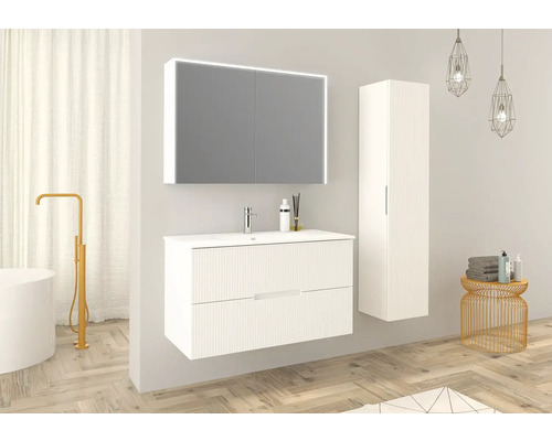 Svetlá kúpeľňa s umývadlovou skrinkou, zrkadlovou skrinkou a vysokou skrinkou.