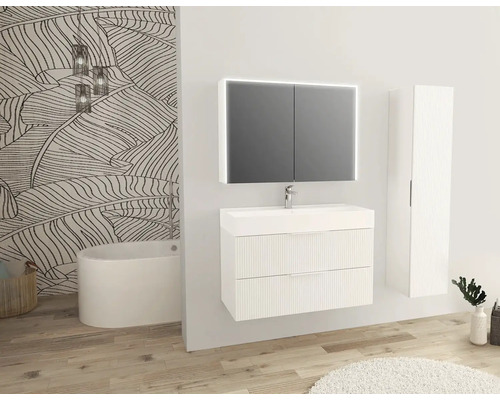 Moderná kúpeľňa s umývadlovou skrinkou, zrkadlovou skrinkou s osvetlením a vysokou skriňou