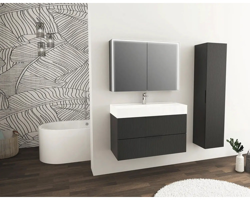 Kúpeľňa s umývadlom, zrkadlovou skrinkou, vysokou skrinkou a vaňou