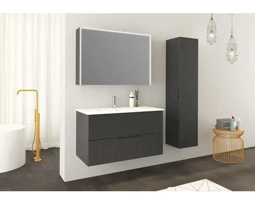 Kúpeľňa s umývadlom, zrkadlová skrinka s osvetlením a vysoká skrinka