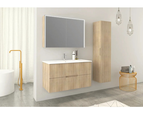 Kúpeľňa s umývadlovou skrinkou, zrkadlovou skrinkou s osvetlením a vysokou skrinkou