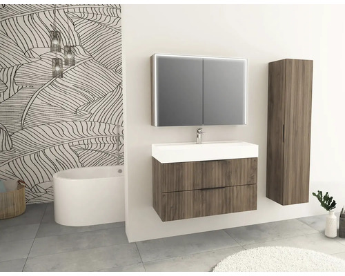 Kúpeľňa s umývadlom, zrkadlovou skrinkou a vysokou skriňou v modernom dizajne