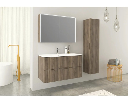 Moderná kúpeľňa s umývadlovou skrinkou, zrkadlovou skrinkou s osvetlením a vysokou skrinkou.