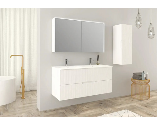 Moderná kúpeľňa s umývadlovou skrinkou, zrkadlovou skrinkou a vysokou skrinkou pre štýlové prostredie