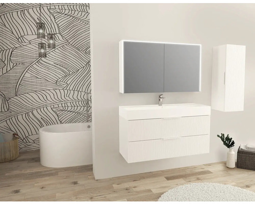 Moderná kúpeľňa s umývadlom, zrkadlovou skrinkou, vysokou skrinkou, vaňou a dekoratívnou nástennou dekoráciou.