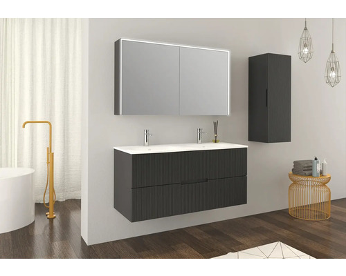 Moderná kúpeľňa s umývadlovou skrinkou, zrkadlovou skrinkou, vysokou skrinkou a dekoráciou