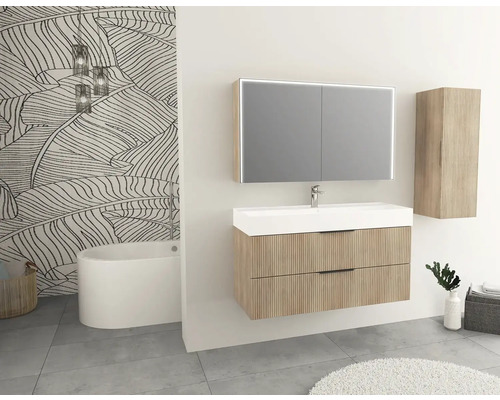 Moderná kúpeľňa s umývadlom, zrkadlovou skrinkou s osvetlením a vaňou