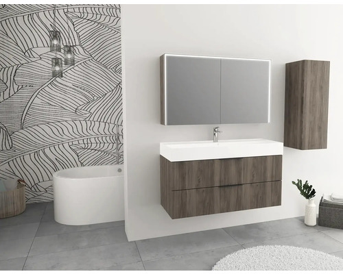 Moderná kúpeľňa s umývadlom, zrkadlovou skriňkou s osvetlením a vysokou skriňou